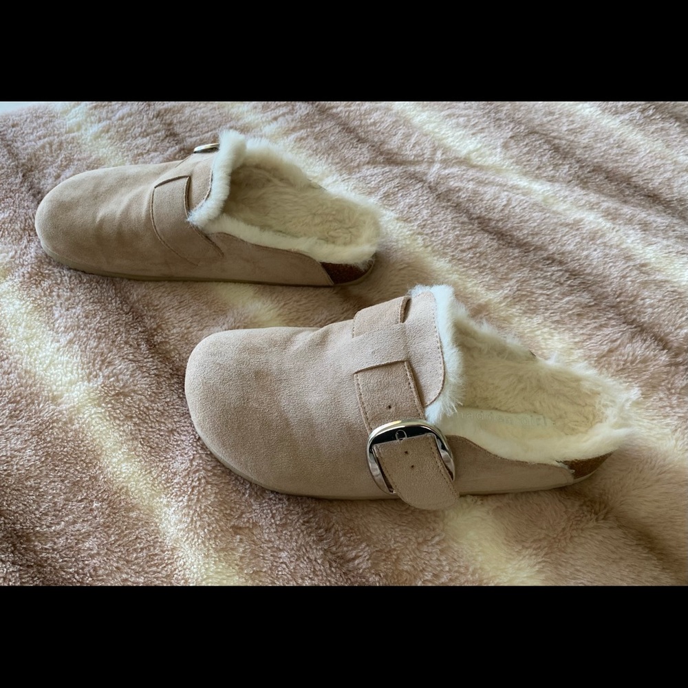 Fuzzy comfy tan slippers